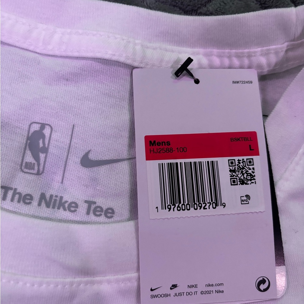 Nike White, Red and blue 76ers Short Sleeve Tee - Picture 3 of 4